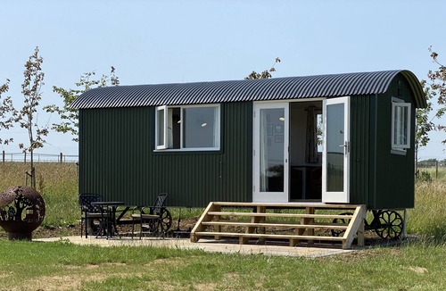 Haverhill House | Stunning Lakeside Shepherd's Hut - Hot Tub & Sauna