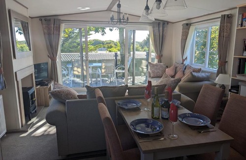 Milford on Sea Resort | STUNNING LUXURY Caravan on edge of New Forest on SHOREFIELD Country Park ENTERTAINMENT AND LEISURE PASSES INCLUDED