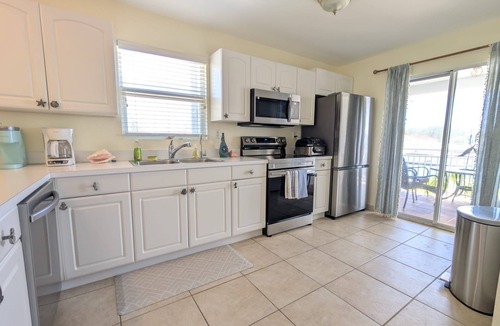 South Bimini House | Stunning Marina-Front Townhome in South Bimini: Steps to pristine beaches