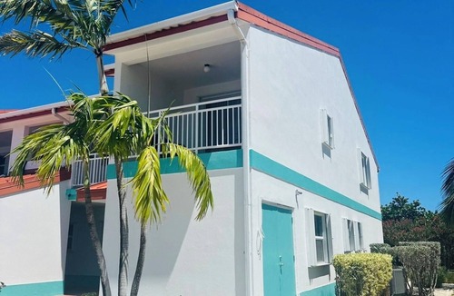 South Bimini House | Stunning Marina-Front Townhome in South Bimini: Steps to pristine beaches