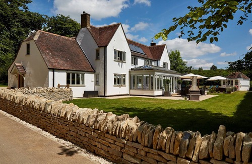 Longborough House | Stunning, Modern, Spacious House With Heated Private Pool In The Centre Of T