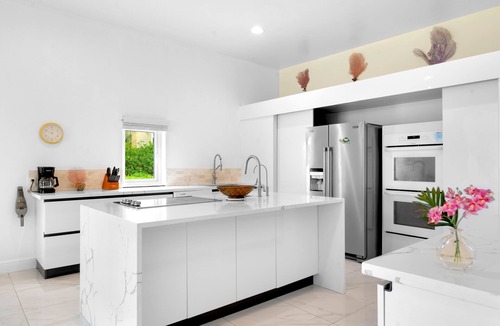 Nassau Villa | Stunning, Modern & Bright Beachfront Villa