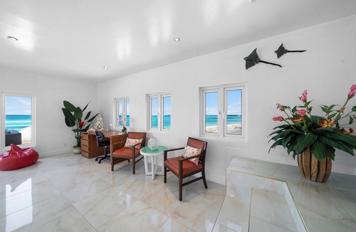 Nassau Villa | Stunning, Modern & Bright Beachfront Villa