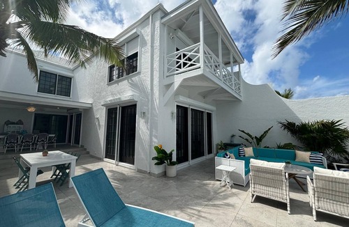Nassau House | Stunning Oceanfront 3 bedroom house with Generator and Pool Heater!