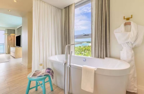Nassau Hotel | Stunning Pet Friendly 3BR Unit | Near Goodman’s Bay Park with Pool