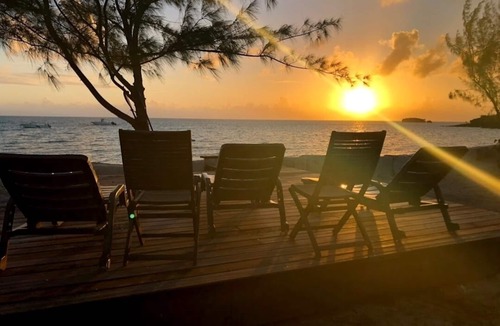 Wemyss Settlement House | Stunning Sunset Beachfront Estate with mooring
