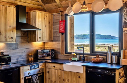 Widemouth Bay House | Stunning villa for 4 people with WIFI, terrace and pets allowed