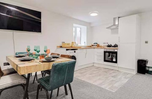 Southport House | Stunning Villa with Secluded Garden - Sleeps 10 - ideal for Groups & Families