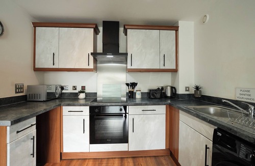 Bon-y-maen Apartment | Stylish 1 bedroom apartment sleeps 4