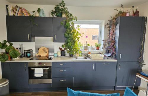 Wandle Valley Apartment | Stylish 1BD Flat with Parking Hackbridge