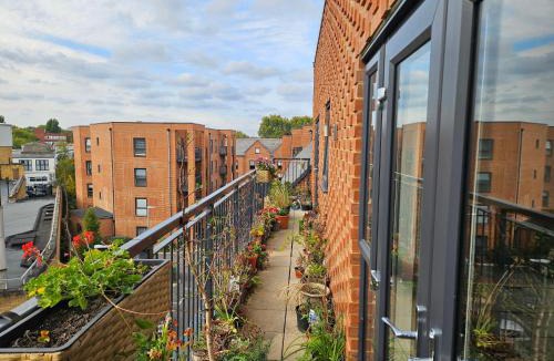 Wandle Valley Apartment | Stylish 1BD Flat with Parking Hackbridge