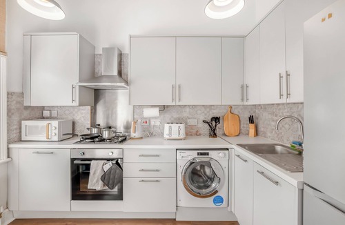 Croham Apartment | Stylish 1BR Flat|Terrace|Free Parking|Rail Station