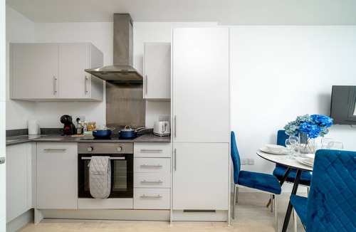 Harlington Apartment | Stylish 1BR Near Heathrow & Elizabeth Line 35