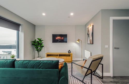 The Docks Apartment | Stylish 2 Bed Apt by Royal Albert Dock & M&S Arena