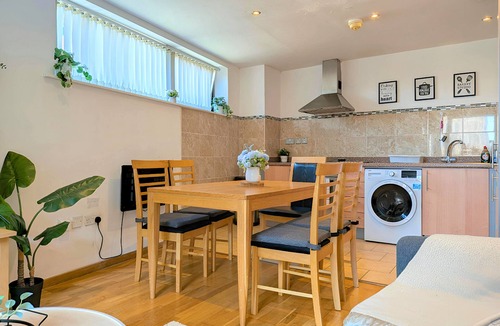 Chinatown Apartment | Stylish 2-bed flat sleeps 6. Double ensuite + bunk room, open-plan kitchen/lounge with sofa bed & TV. Private parking. 15min walk to Etihad Stadium, 6min drive to Piccadilly Station. Perfect for groups!