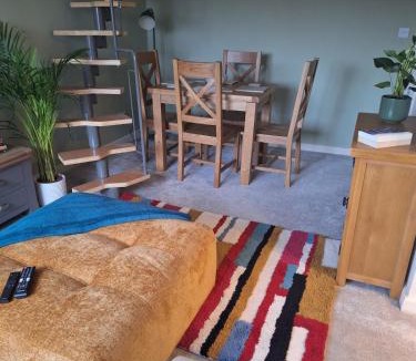 St Neots Apartment | Stylish 2 Bed Flat Walk to Station Free Parking St Neots