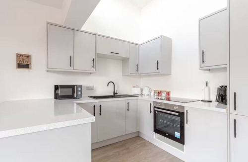 Liverpool Apartment | Stylish 2 Bed Private Apartment - Liverpool - *Newly Refurbished* FREE PARKING