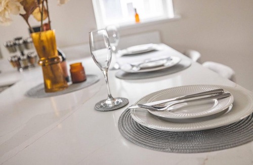 Eton Apartment | Stylish 2 Bed with Parking, 5 Min Walk to Windsor