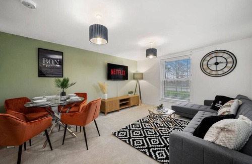 Bletchley Apartment | Stylish 2 Bedroom 2 Bathroom Apartment Great Location Free Parking Fast WiFi Yoko Property