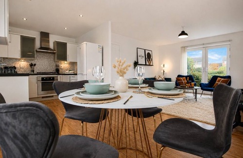 Milton Keynes Apartment | Stylish 2 Bedroom Flat Free Parking Balcony Sky TV Fast WiFi Yoko property