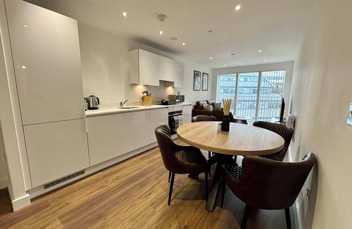 Bracknell Apartment | Stylish 2BR Apt Bracknell | Near Ascot