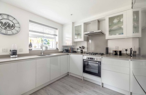 Langley Marish Condo | Stylish 3-Bed House in Langley|Drive - By Tempstay