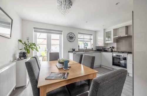 Langley Marish Condo | Stylish 3-Bed House in Langley|Drive - By Tempstay