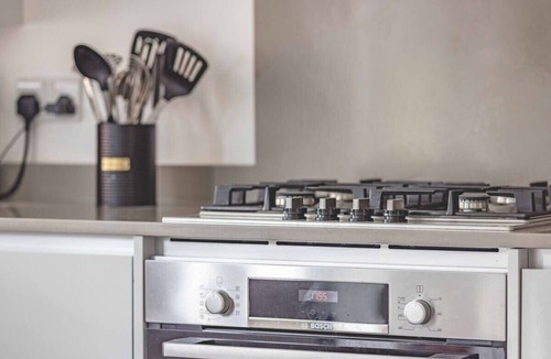 Langley Marish Condo | Stylish 3-Bed House in Langley|Drive - By Tempstay