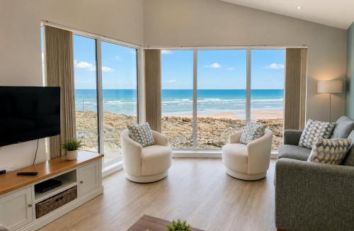 Westleigh Apartment | Stylish 3-Bed Seaview Retreat with Balcony - Steps from the Beach - Westward Ho!