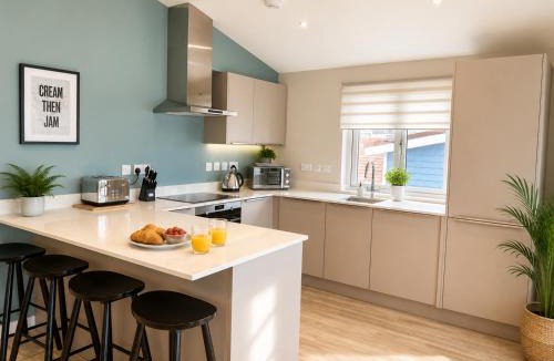 Westleigh Apartment | Stylish 3-Bed Seaview Retreat with Balcony - Steps from the Beach - Westward Ho!