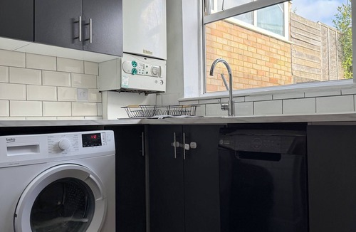 Kettering House | Stylish 3-Bed with Smart TVs, Parking & Workspace