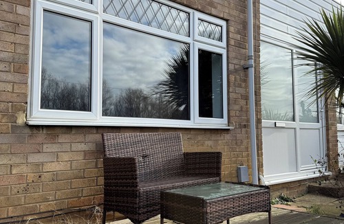 Kettering House | Stylish 3-Bed with Smart TVs, Parking & Workspace