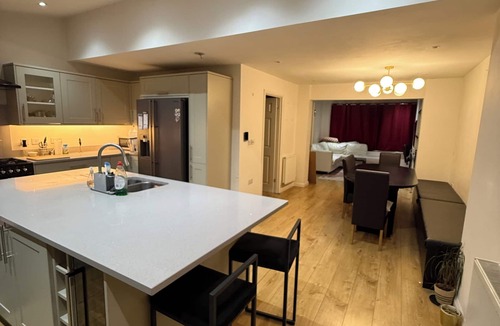Bray on Thames House | Stylish 3 bedroom home near Legoland Windsor Castle London Heathrow & Near River