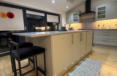 Bray on Thames House | Stylish 3 bedroom home near Legoland Windsor Castle London Heathrow & Near River