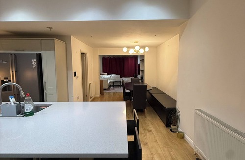 Bray on Thames House | Stylish 3 bedroom home near Legoland Windsor Castle London Heathrow & Near River