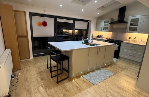 Bray on Thames House | Stylish 3 bedroom home near Legoland Windsor Castle London Heathrow & Near River