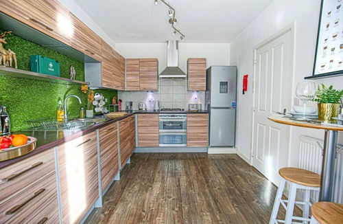 Bletchley House | Stylish 4 Bedroom House Free Parking Fast Wifi Smart TV Garden Yoko Property