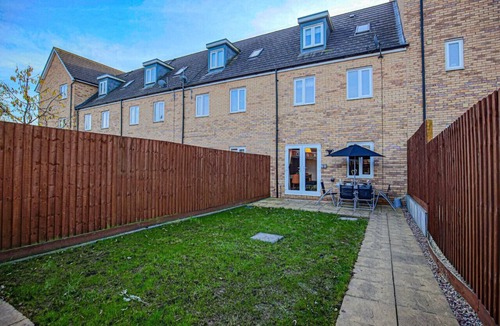Bletchley House | Stylish 4 Bedroom House Free Parking Fast Wifi Smart TV Garden Yoko Property