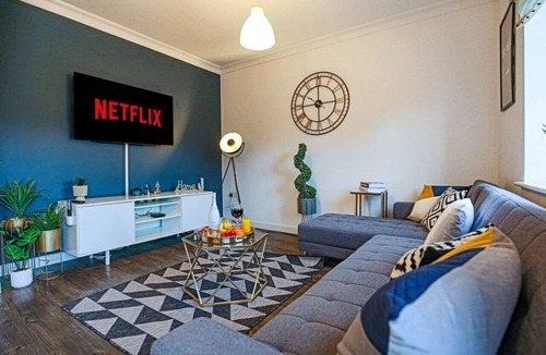 Bletchley House | Stylish 4 Bedroom House Free Parking Fast Wifi Smart TV Garden Yoko Property