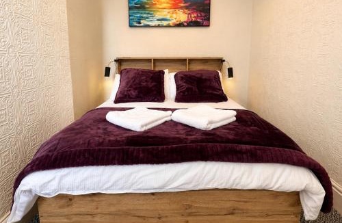 Bootle House | Stylish 4BR for Groups, Sleeps 7, 2 WCs, Free Parking