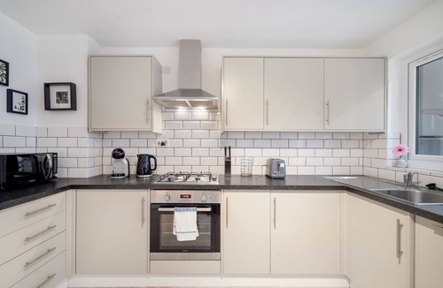 Ealing Common House | Stylish 4BR House w/Garden & Free Parking – Ealing