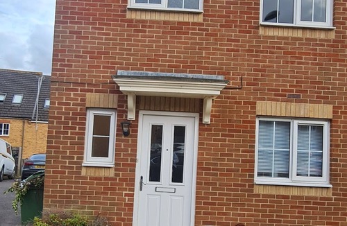 Leighton Buzzard House | Stylish 5BR Retreat: w/King Bed,3Baths and WC,Free Parking -Sleeps 9 Comfortably