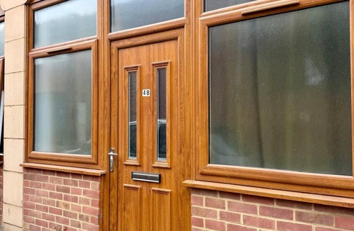 Kettering Apartment | Stylish Accessible 1-Bed Town Centre Apartment in Kettering, Wi‑Fi, Smart TV,Sky