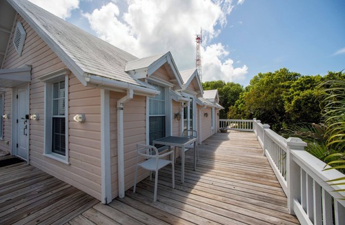 Governor's Harbour Apartment | Stylish and Sunny Top Floor Suite Walk to Town and Beach