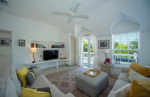 Governor's Harbour Apartment | Stylish and Sunny Top Floor Suite Walk to Town and Beach