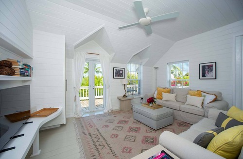 Governor's Harbour Apartment | Stylish and Sunny Top Floor Suite Walk to Town and Beach