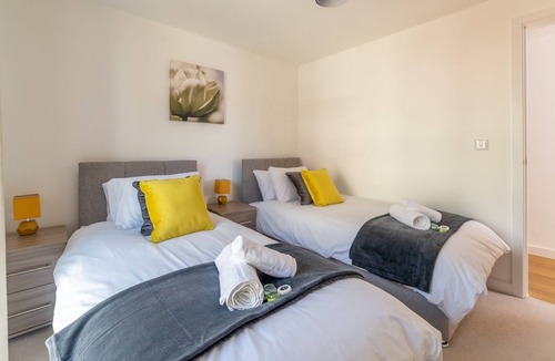 Milton Keynes Apartment | Stylish and Spacious Two Bedroom, Two Bathroom Apartment in Milton Keynes