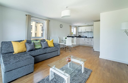 Milton Keynes Apartment | Stylish and Spacious Two Bedroom, Two Bathroom Apartment in Milton Keynes