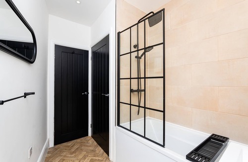 Hawick House | Stylish Apt in Central Hawick-WiFi & Self Check-In