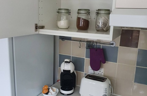 Luton House | Stylish character home, near town centre, M1, airport, Self Check-in